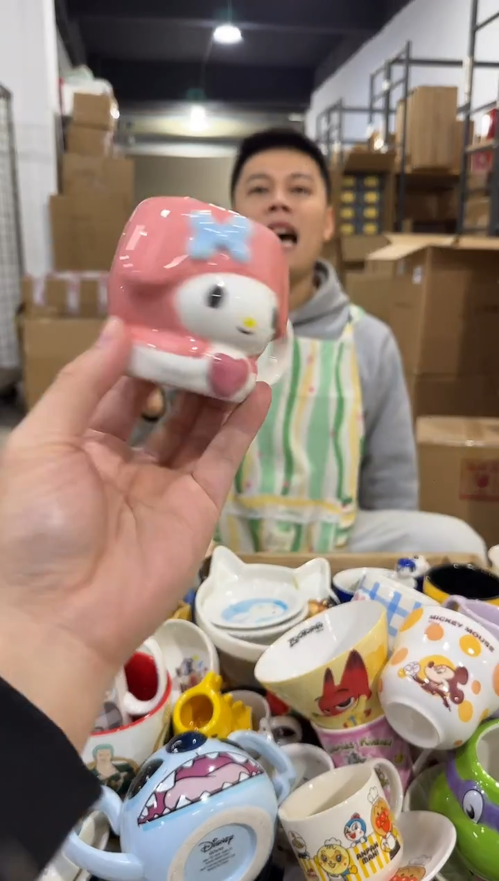 瓷片美乐蒂抱爱心一口杯