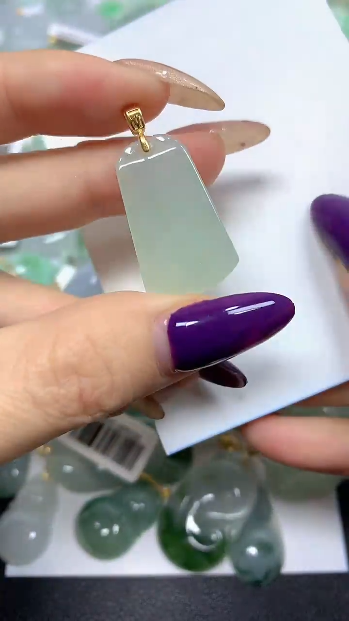 颈饰未镶嵌翡翠 