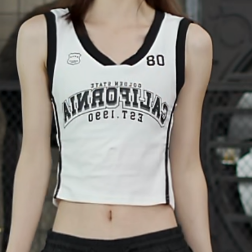 十三姨复古字母印花v领吊带背心女夏季学院风运动修身短款上衣