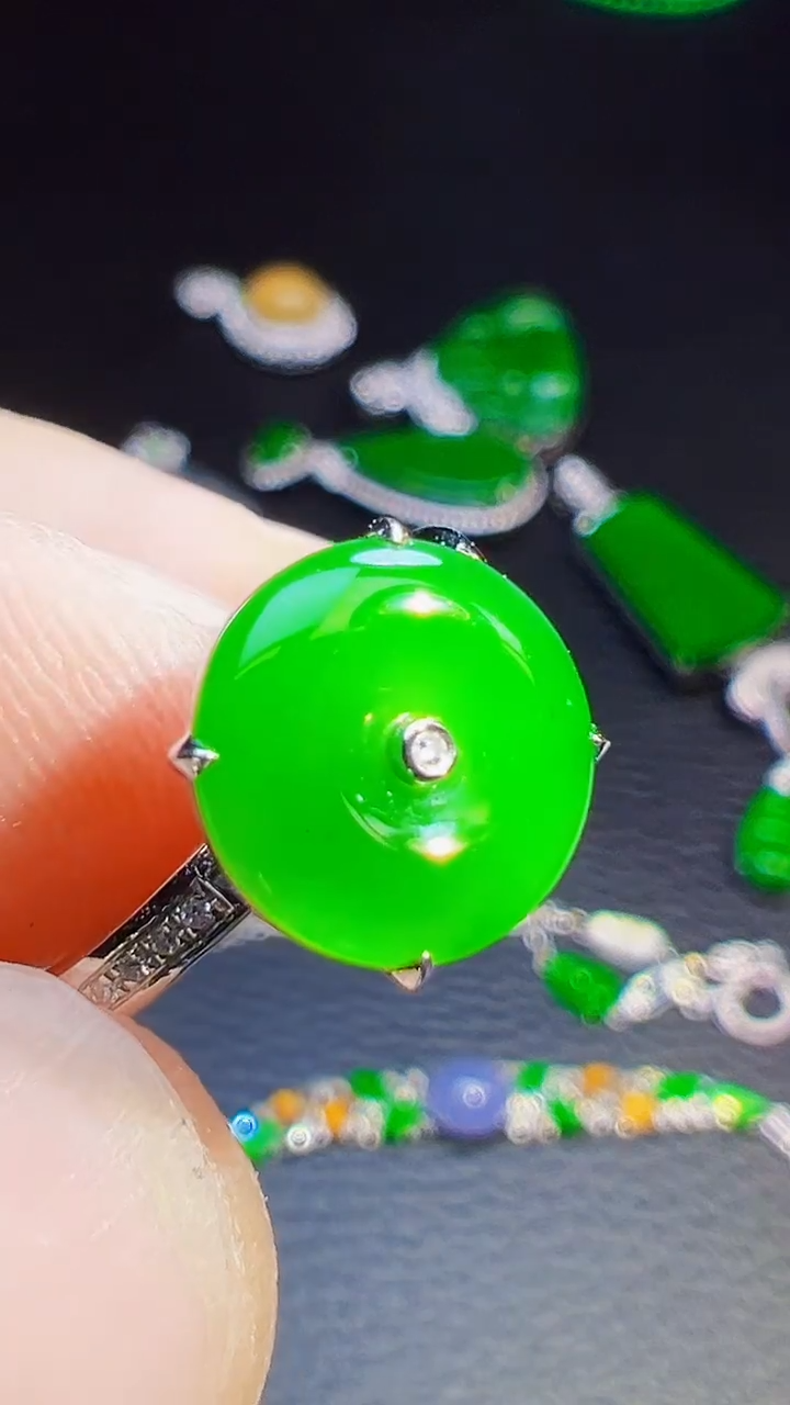 18K金镶嵌戒指翡翠宏**股翡翠