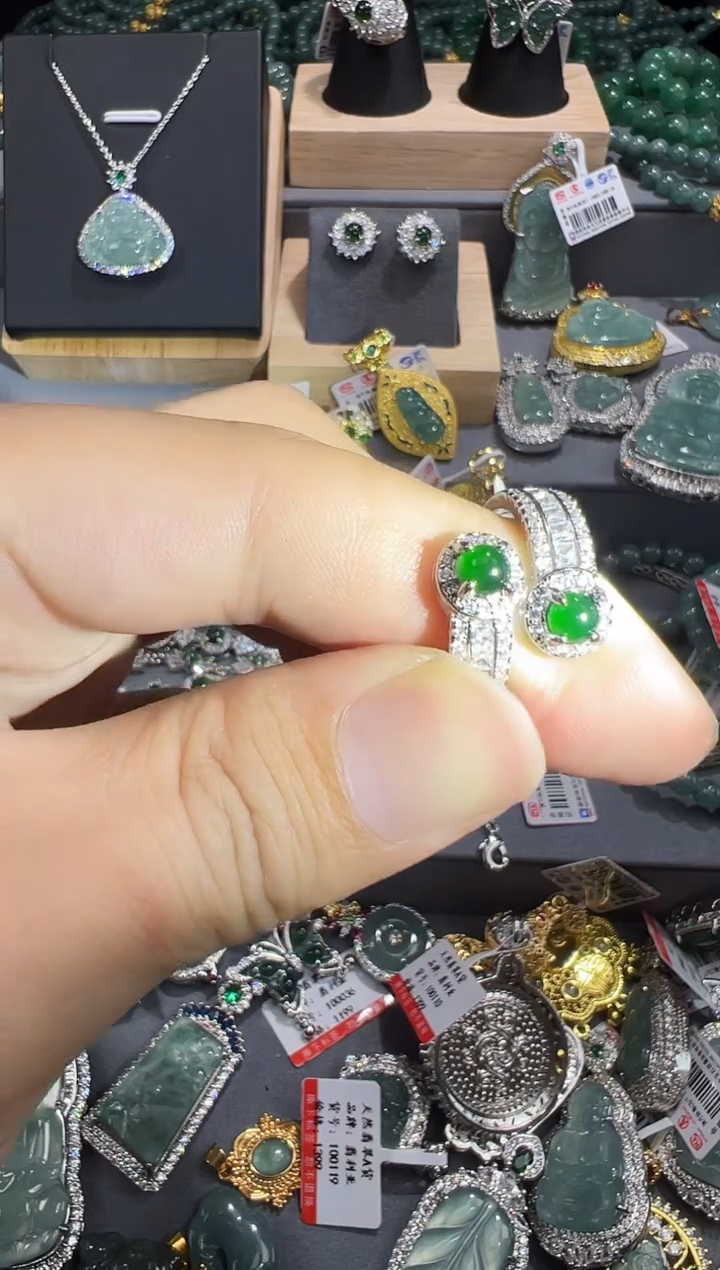 【闪购商品】翡翠吊坠(赠链)未镶嵌翡翠A货源头工厂带证书发