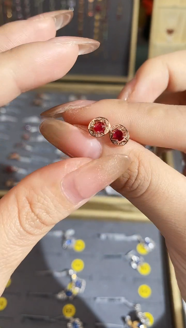 【闪购商品】红宝石耳饰18K金镶嵌耳钉