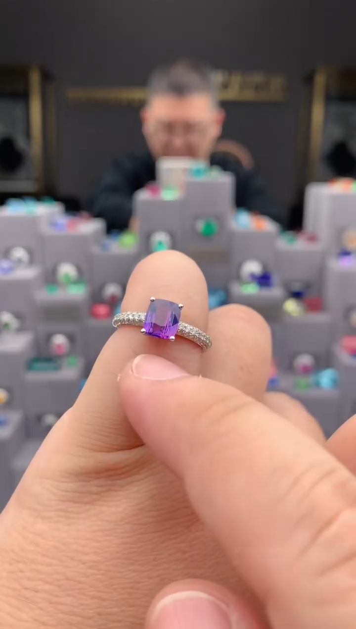 【闪购商品】蓝宝石戒指18K金镶嵌1.5ct紫蓝宝戒指