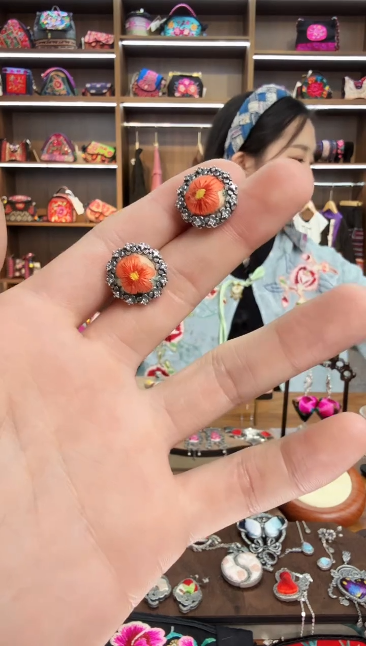 【闪购商品】织绣176蒙阿苏苗绣传承
