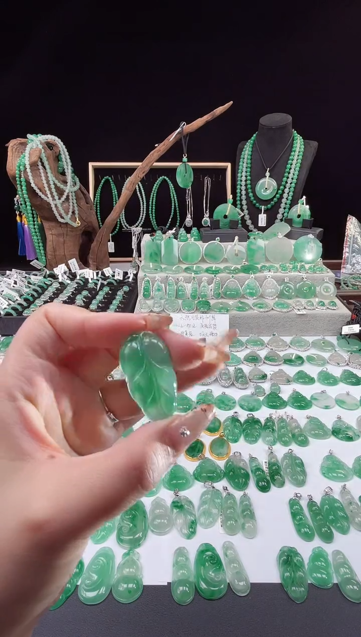 吊坠(赠链)未镶嵌石英质玉（非洲翠）11.34叶子