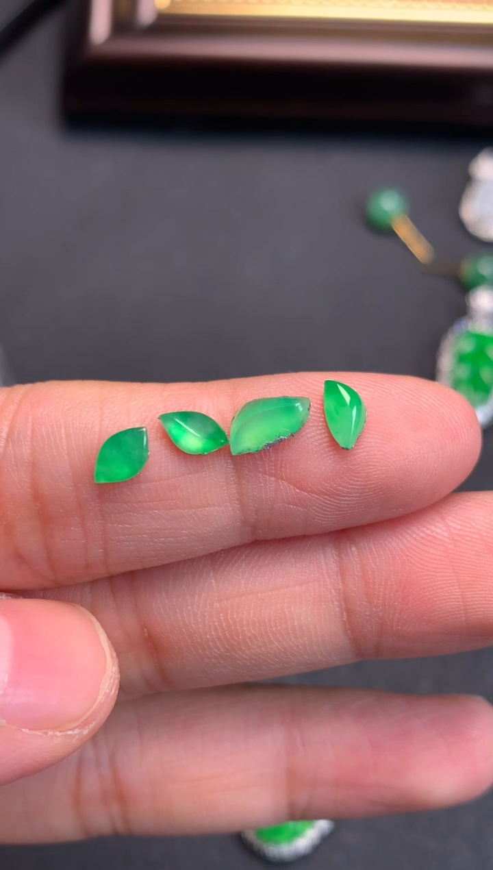 未镶嵌翡翠耳饰缅甸翡翠菱形裸石4颗一手，一颗有瑕疵