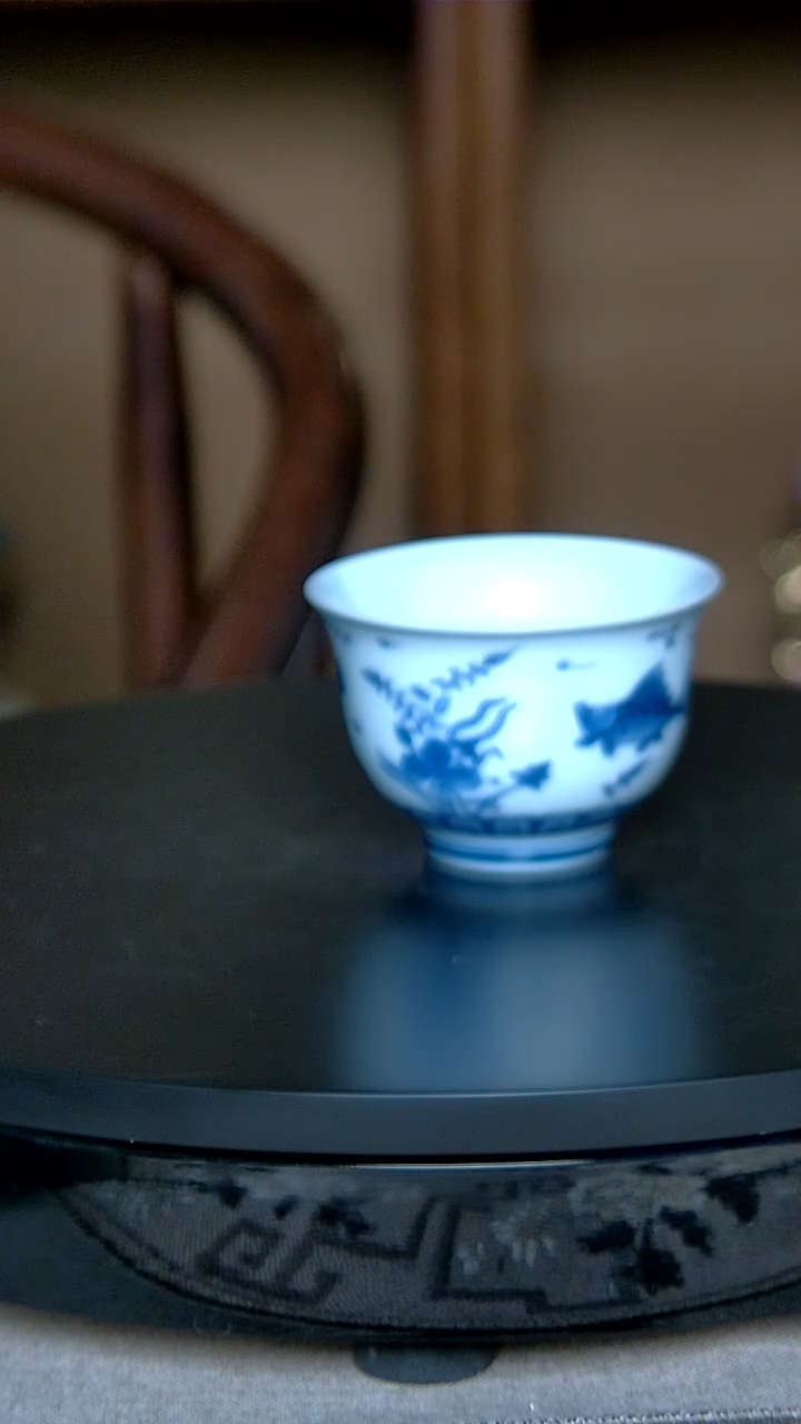   景德镇手工青花鱼藻纹铃铛杯