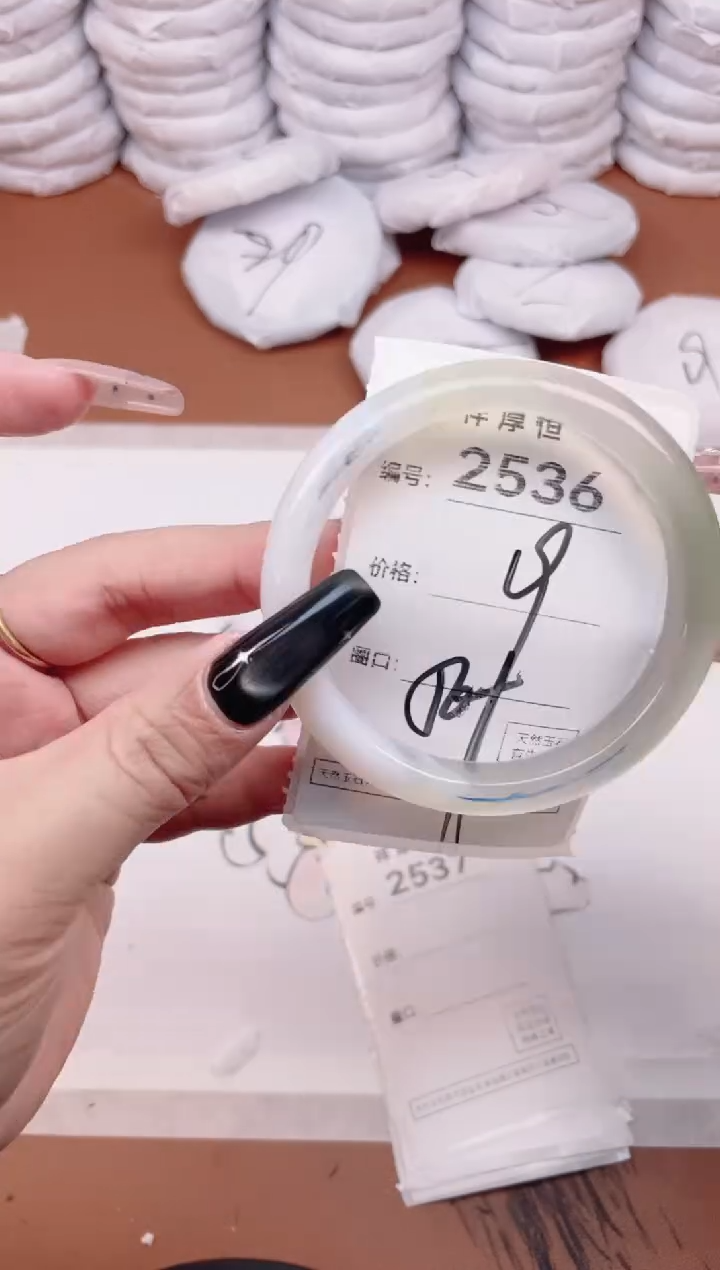 玛瑙/玉髓手镯未镶嵌2536