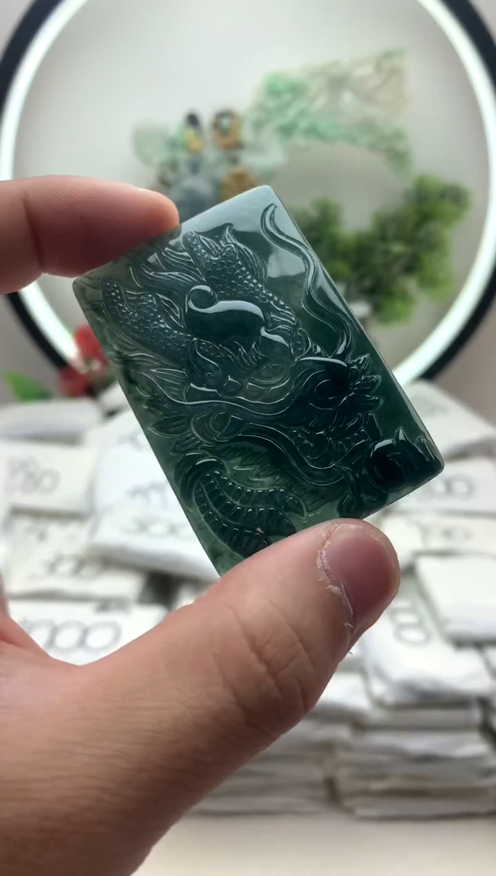 颈饰未镶嵌翡翠龙牌