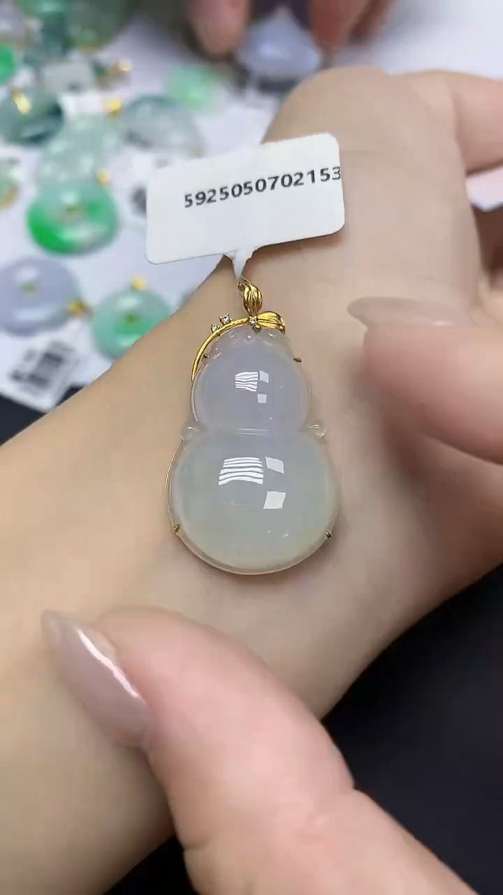 翡翠18K金镶嵌颈饰天然缅甸翡翠A货
