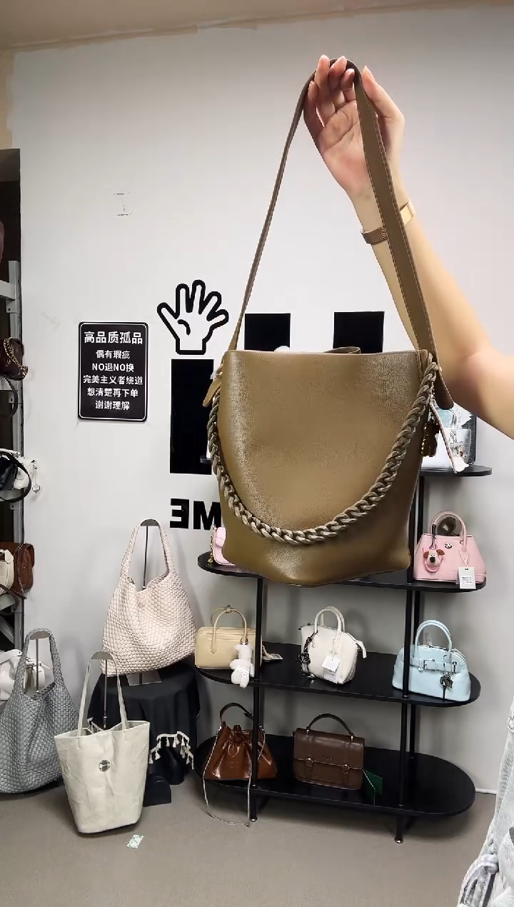 小牛皮（革）彩汐小众女包编号：149