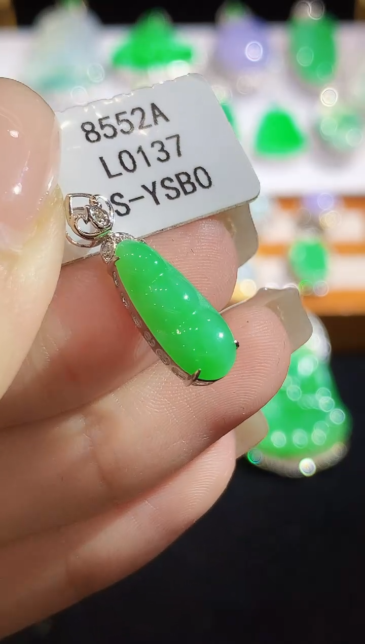 翡翠18K金镶嵌吊坠(不含链)L0137多样性发其一