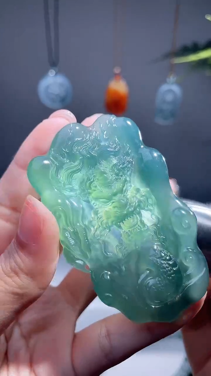 颈饰未镶嵌翡翠龙牌