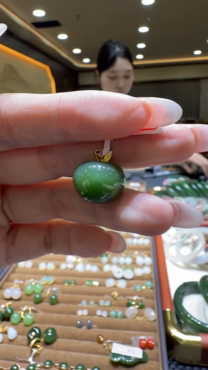 颈饰18K金镶嵌和田玉挂件