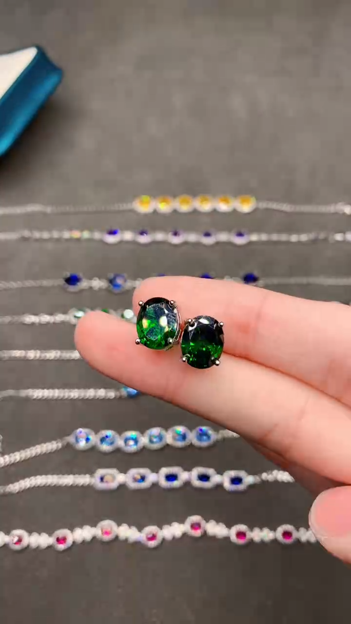 【闪购商品】透辉石耳钉银S925镶嵌.......