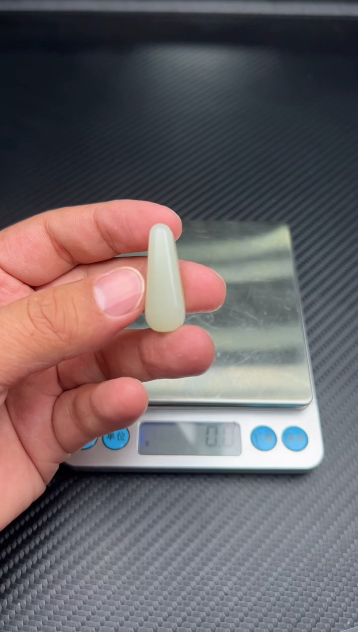 吊坠(赠链)未镶嵌和田玉且末微色差迪克兰一细吊坠