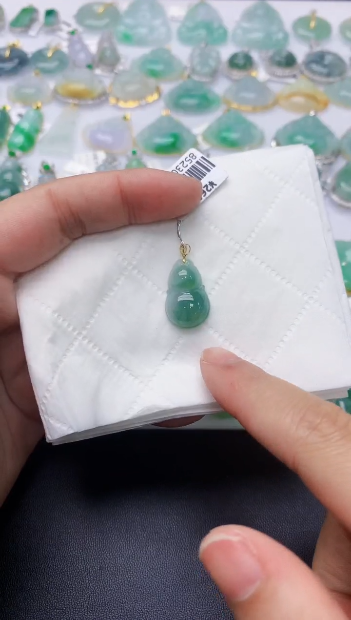 颈饰18K金镶嵌翡翠天然A货