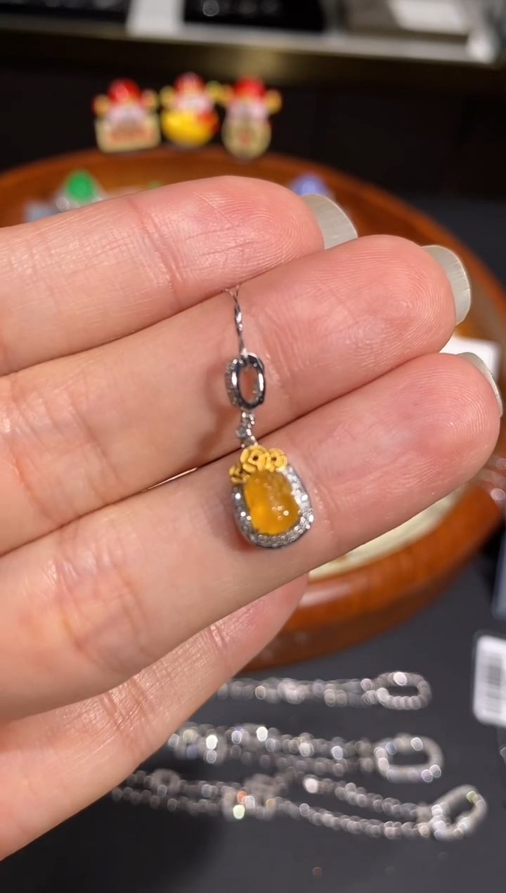 【闪购商品】翡翠颈饰18K金镶嵌吊坠