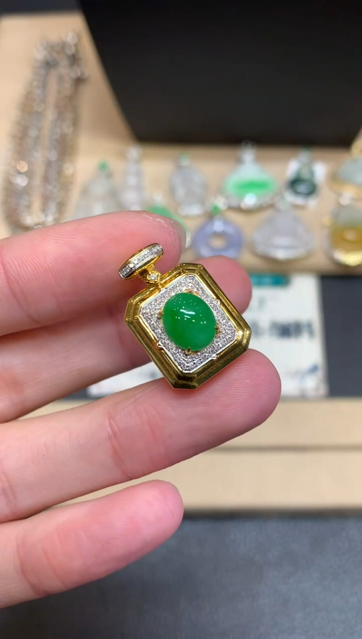 【闪购商品】翡翠颈饰18K金镶嵌蛋面【无服务费】