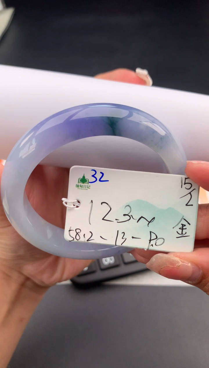 【闪购商品】翡翠手镯未镶嵌 #情人节#送礼，下单联系客服核对地址~