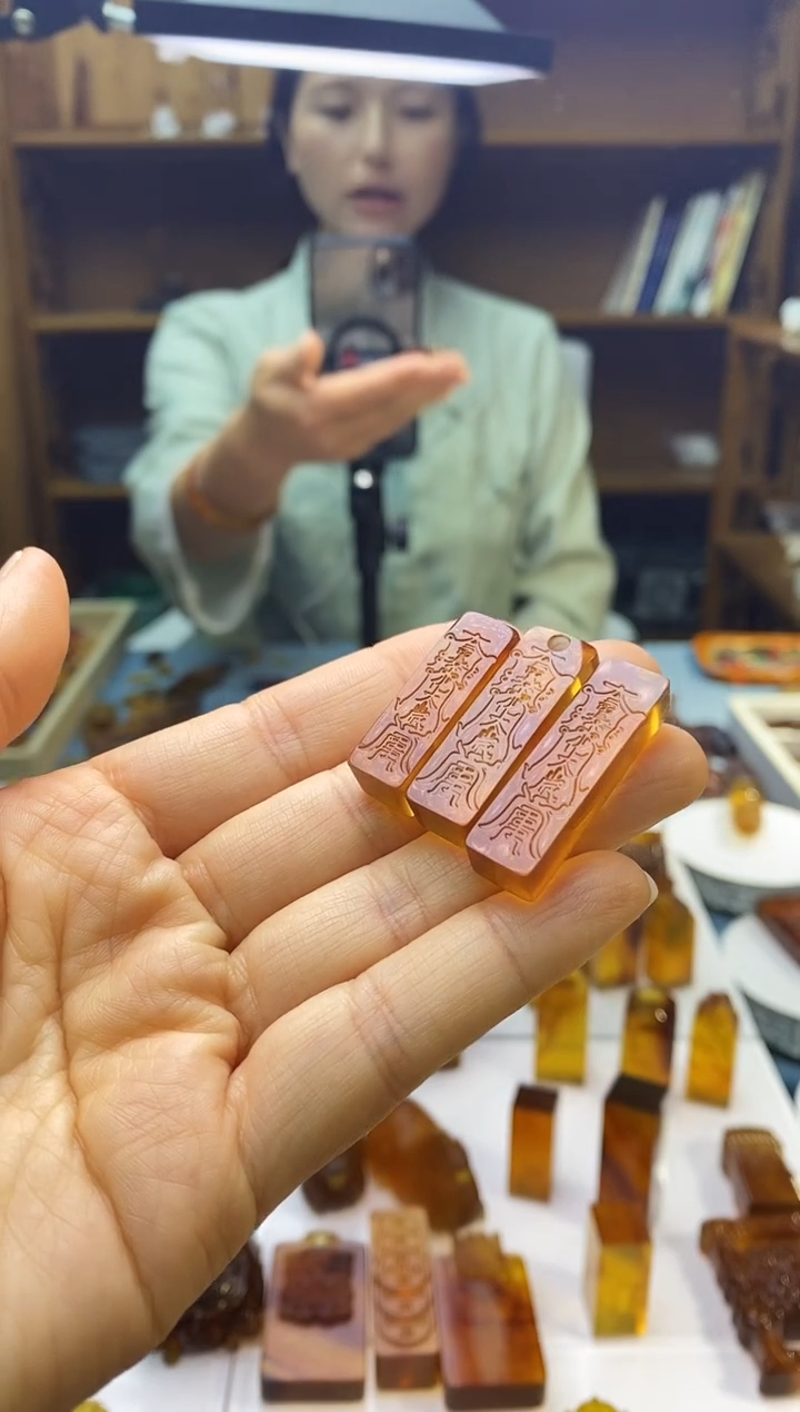 琥珀颈饰未镶嵌SN82-2（太岁*3）手机挂