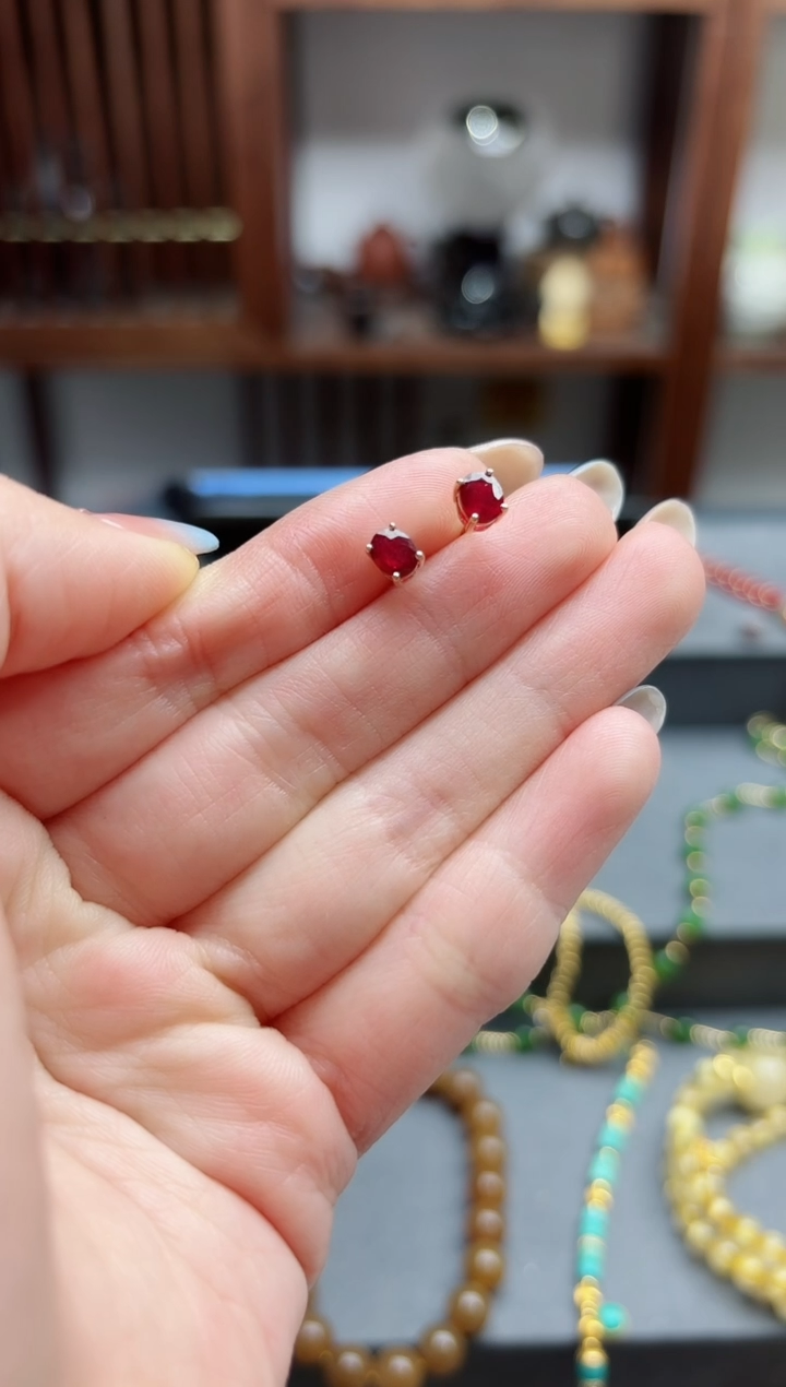 【闪购商品】红宝石耳钉18K金镶嵌18k金红宝石耳钉 CB