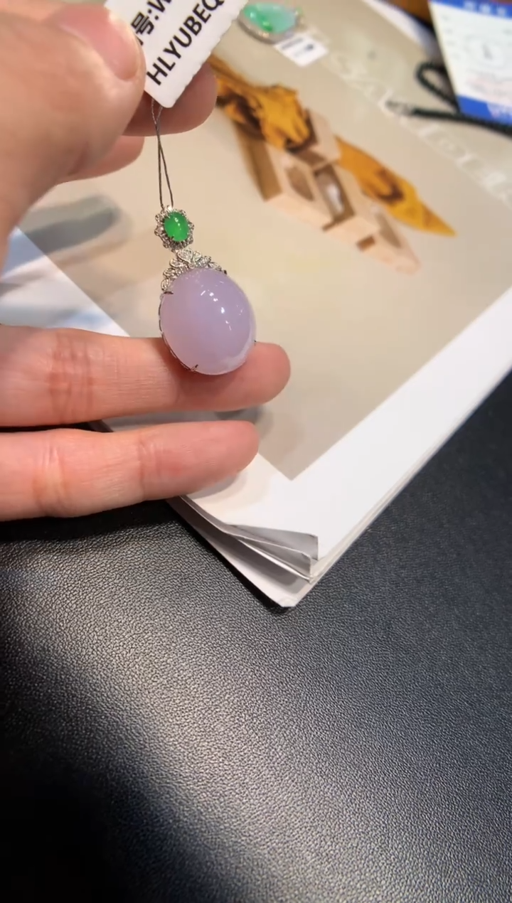 颈饰18K金镶嵌翡翠蛋面