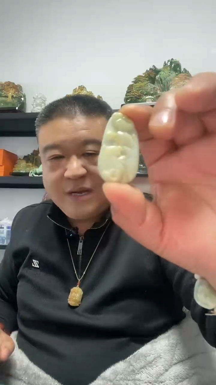 吊坠(赠链)未镶嵌翡翠黄翡雕刻吊坠