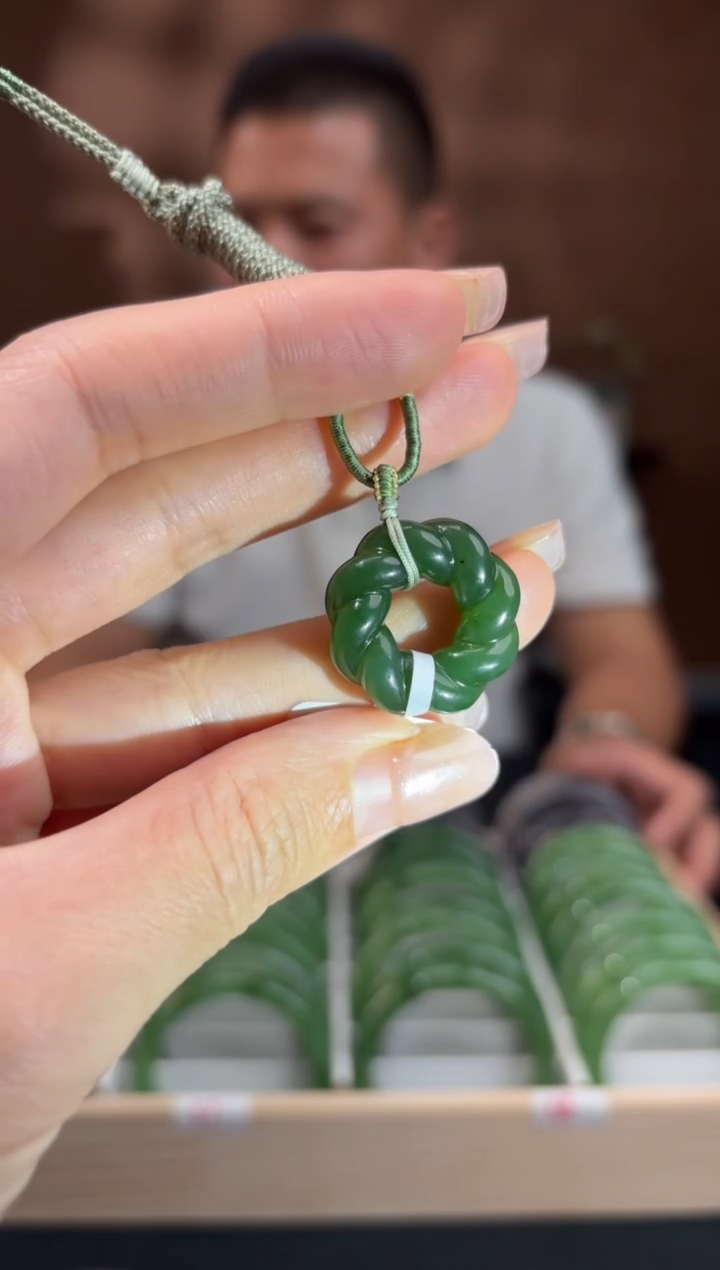 吊坠(赠链)未镶嵌和田玉莫比乌斯环碧玉