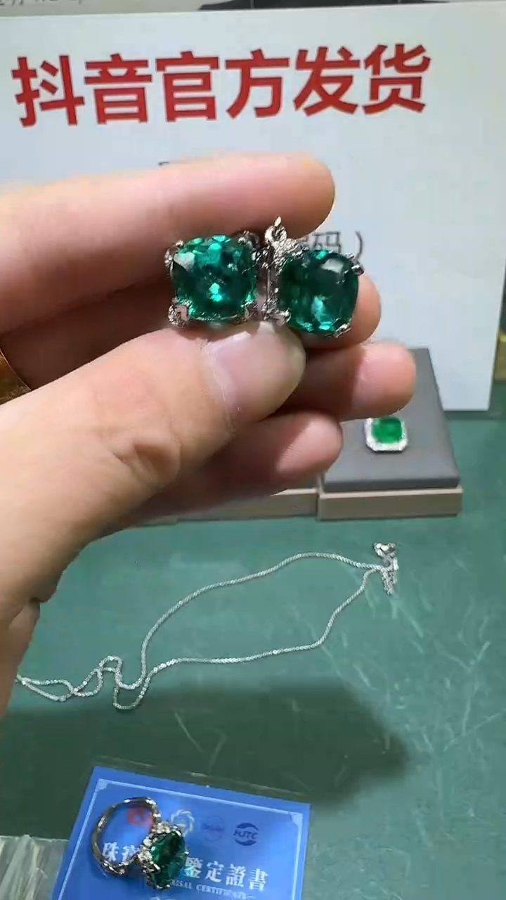 吊坠(赠链)18K金镶嵌祖母绿1