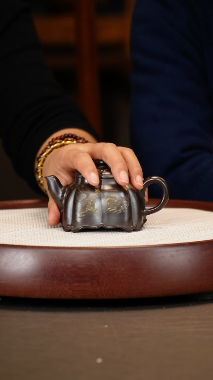【闪购商品】紫砂茶壶【鲍宜明】古乌泥 筋纹孤菱 180cc
