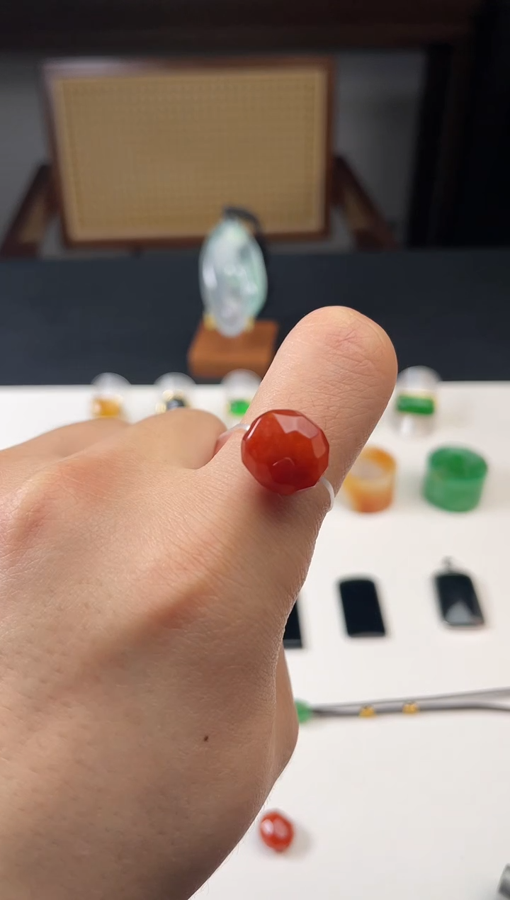 散珠翡翠红翡拾光刻面吊坠