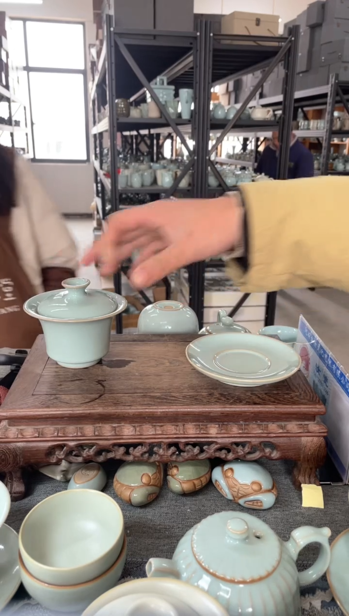 【闪购商品】瓷片微瑕天青手拉支烧马蹄盖碗。。