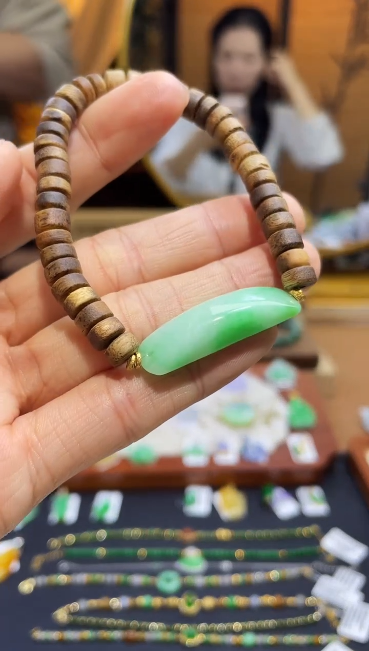 颈饰18K金镶嵌翡翠手串