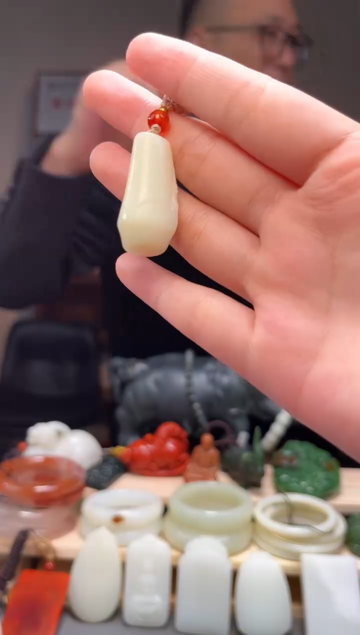 颈饰未镶嵌和田玉吊坠