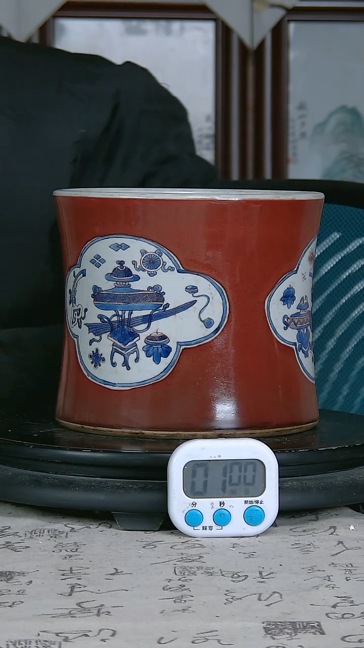 陶久****料祭红釉青花精绘博古图笔筒