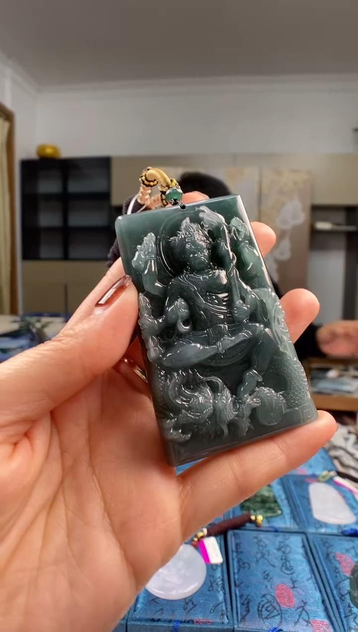 颈饰未镶嵌翡翠  多样性发其一