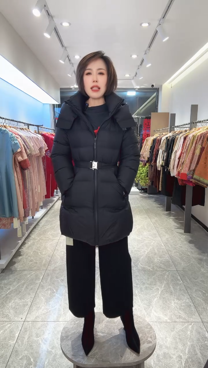 收腰修身羽绒服。