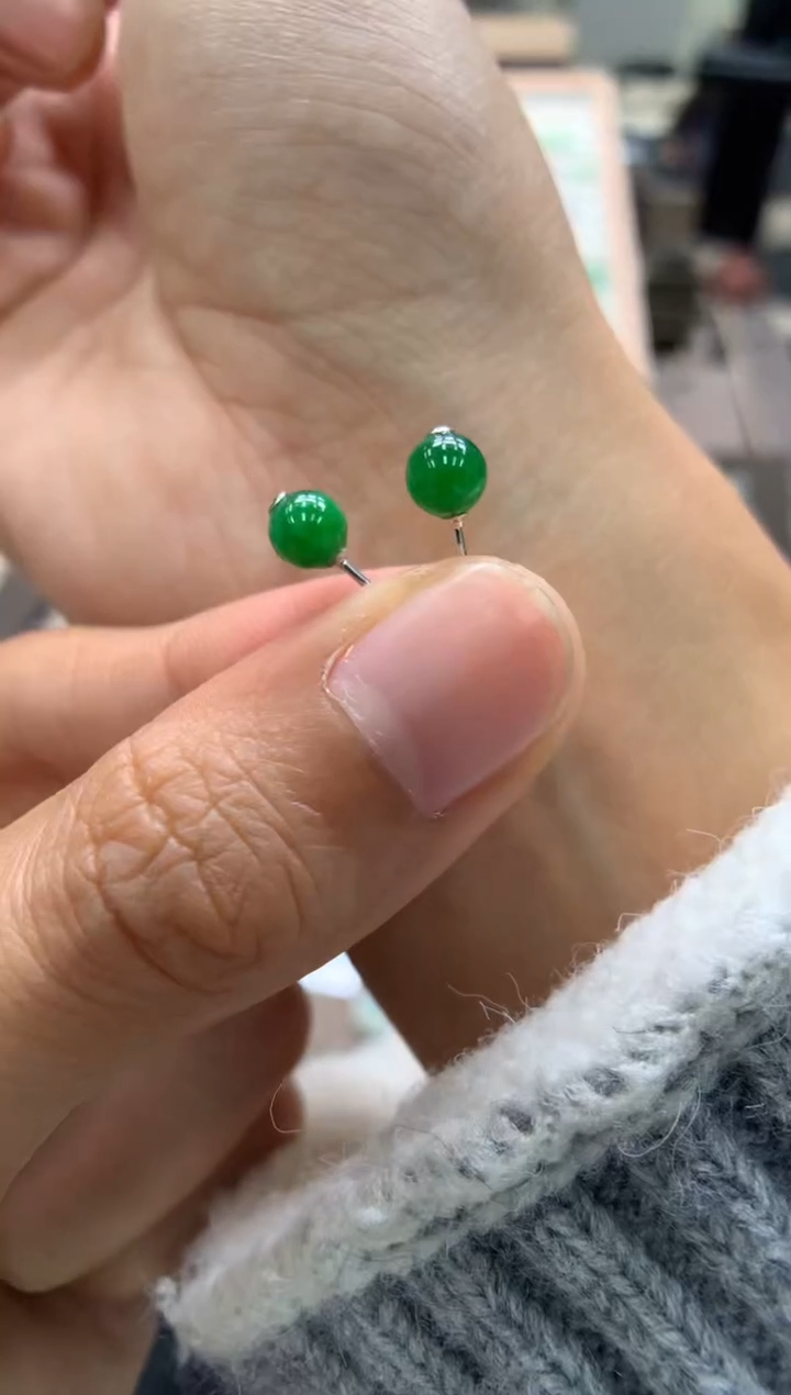 颈饰18K金镶嵌翡翠耳钉