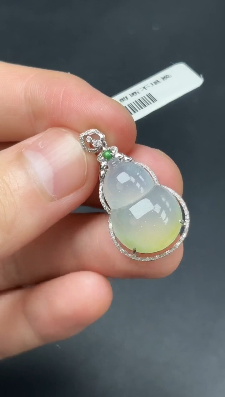 18K金镶嵌挂件翡翠葫芦