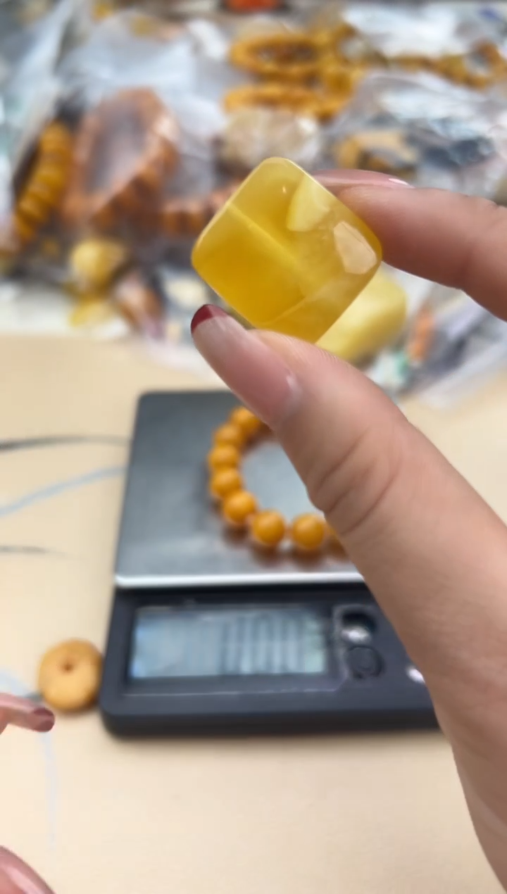 【闪购商品】琥珀裸石未镶嵌蜜蜡吊坠