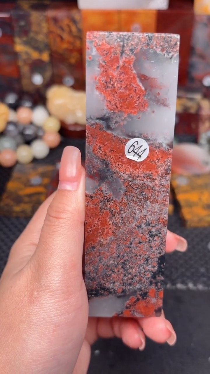 玉桂林鸡血玉摆件 编号：644