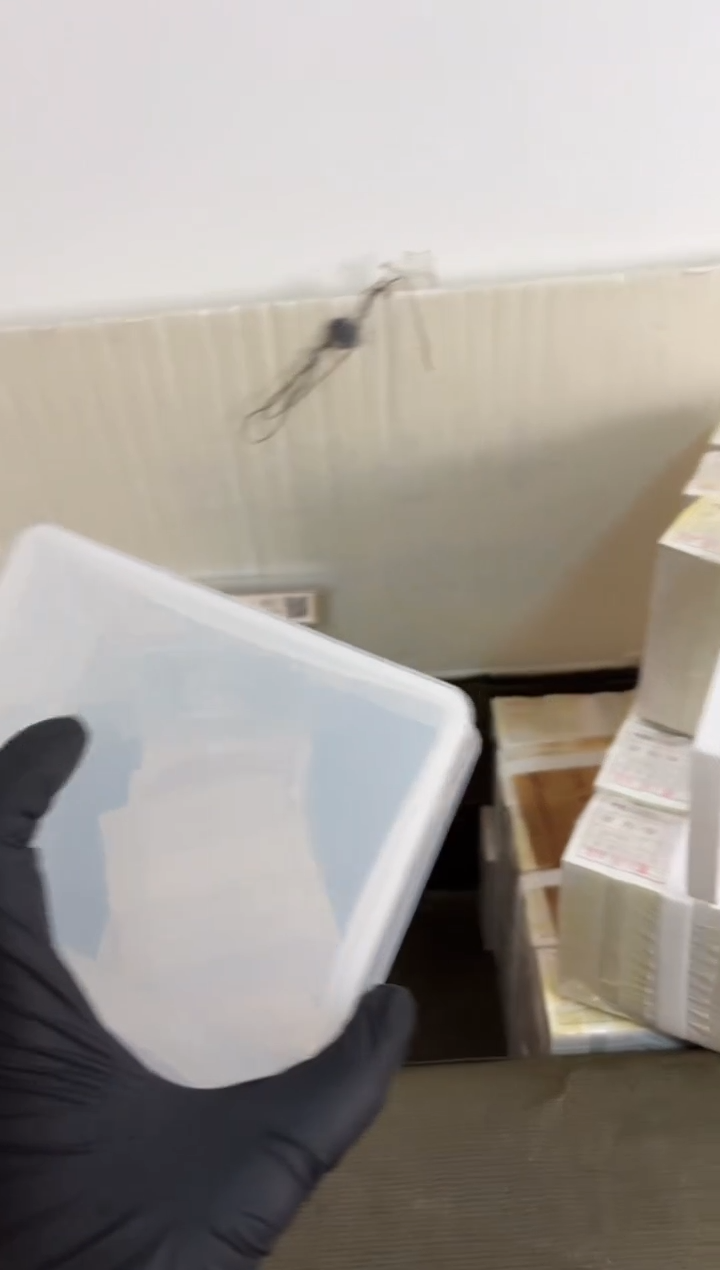 退市货币捆千张连号 01无4