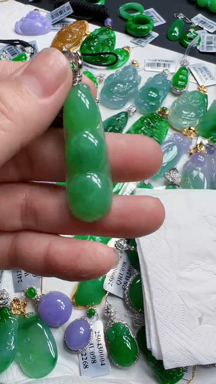 颈饰18K金镶嵌翡翠海*豆