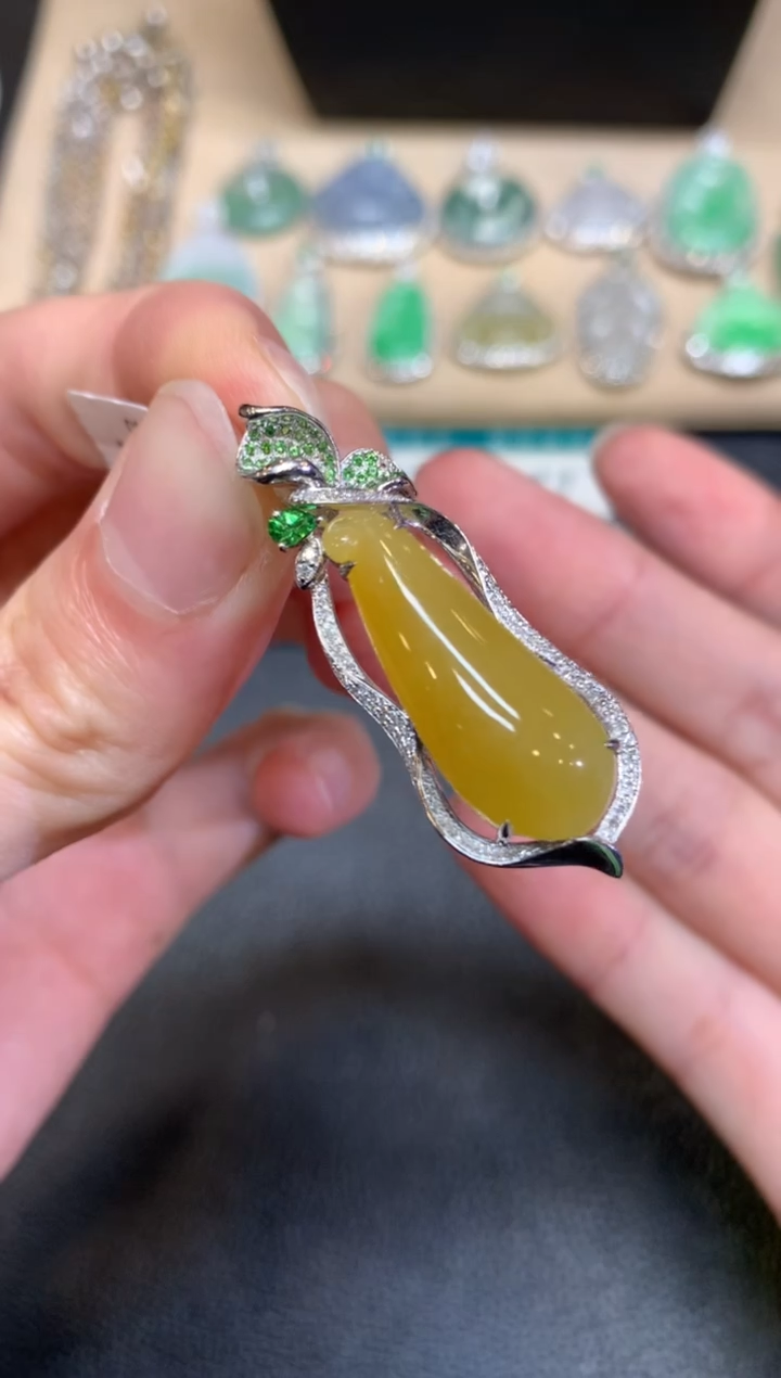 【闪购商品】翡翠颈饰18K金镶嵌福瓜【无服务费】