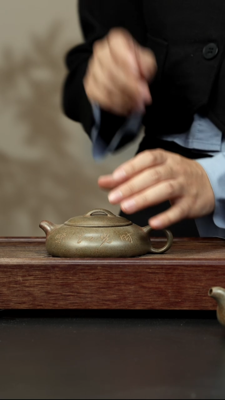 紫砂茶壶蟹壳青柴烧 刻绘半月