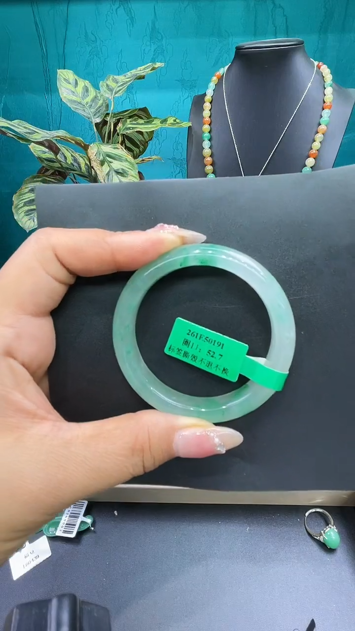 未镶嵌手镯石英质玉（非洲翠）手镯