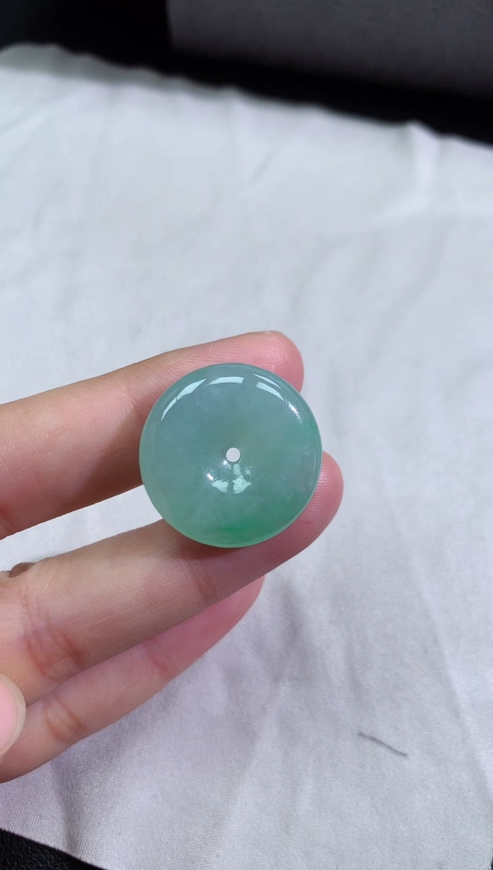 【闪购商品】翡翠颈饰未镶嵌飘绿平安扣