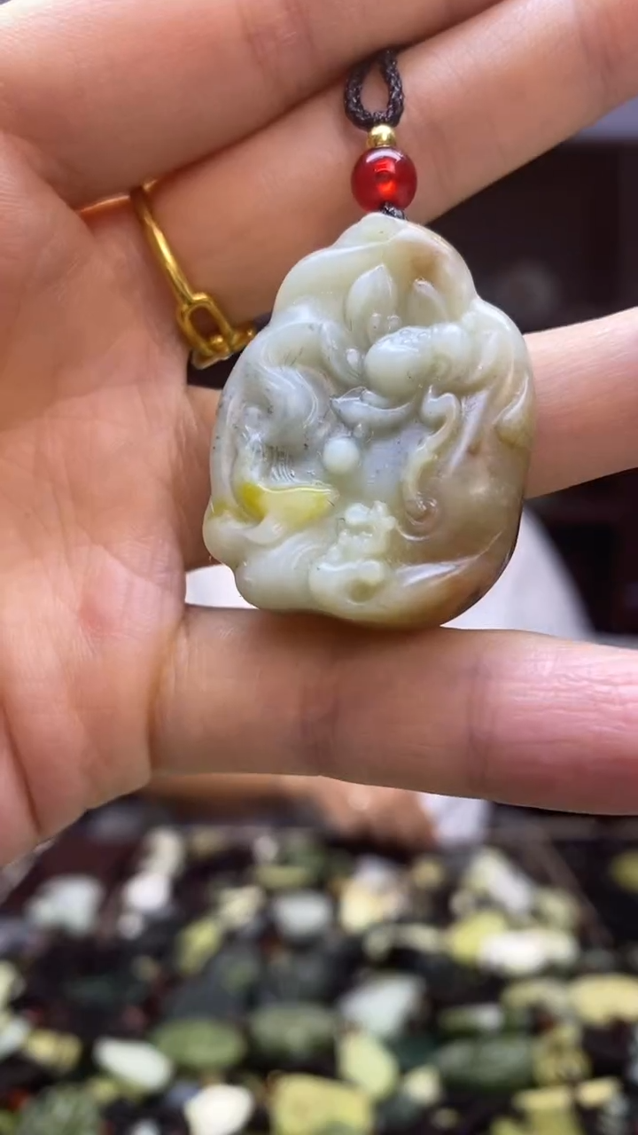 未镶嵌岫玉挂件  