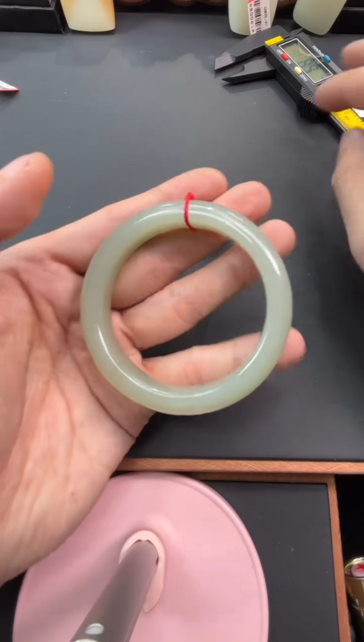 【闪购商品】和田玉手镯未镶嵌且末微色差近矿56